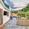 Modern Cottage, Hot Tub, Bistro Patio, Putting Green, Walk to All!