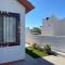 House with enclosed yard- 1km to the beach- big garden