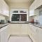 Home from Home 4 Bed - Ideal for Workers & Great for Groups, FREE Parking, Spacious, Pet Friendly Netflix