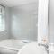 Spacious en-suite in a 5-Bedroom House at Hanwell (2nd Floor) - Hanwell