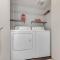 Modern 3 BR Townhouse just steps to Alki Beach