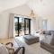 Barker Cottage with Spa in Flinders