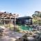 Four Seasons Luxury Amid Breathtaking Landscape - Red Hill South