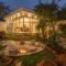 StayVista's Indraj Manor - Roman-Inspired Villa with Posh Interiors, Mesmerizing Garden & Outdoor Fireplace - Nowe Delhi