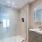 Pass the Keys Contemporary Apartment with Secure Parking