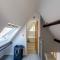 Pass the Keys Dahlia Contemporary town centre apartment