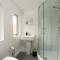 Lovely city town house with free parking sleeps 2 to 6 guests