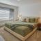 Tree-Lined Gold Beach Retreat with Multiple Decks! - غولد بيتش