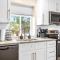 Spacious 1BR Upper Flat in the Heart of Roseville