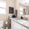 Spacious 1BR Upper Flat in the Heart of Roseville