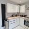 Stylish 2 bed home- short walk to Tottenham Stadium/Stations