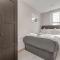 Contemporary 2 BR apt, town centre by tent serviced apartments - Chertsey