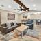 New Cozy Retreat Located 15 minutes to Waco
