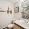 Spacious townhouse located in Killington,close to shops & night clubs Colony