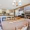 Spacious townhouse located in Killington,close to shops & night clubs Colony