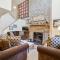 Spacious townhouse located in Killington,close to shops & night clubs Colony