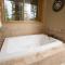 Spacious Mountain Home with Hot Tub, Fast WiFi, 26 miles to Breckenridge - Pine Top Perch - فيربلي