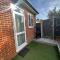 Luxury Ensuite Studio In Crayford Dartford Bexley London With Full Kitchen And Side Garden Alleyway Entrance - Slades Green