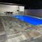 Com piscina. Casa para família.