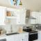 Waddle on Inn- Hot Tub, Pet Friendly, Fully Fenced, 5 Blocks to Beach!