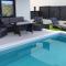 Apartman Retro with heated pool and gym for 8 - Murter