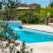 "Les Lièvres" House Air-conditioned Relaxation Oasis with Pool & Jacuzzi