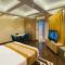 Home2 Renaissance Club