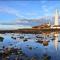 Spanish City View 1, Stylish Sea Front Apartment Free Onsite Parking