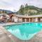 Icicle Village Resort 401 & 402: Ponderosa Hideaway