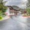 Icicle Village Resort 401 & 402: Ponderosa Hideaway