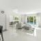 10 mins from Pompano Beach! With pool access