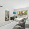 10 mins from Pompano Beach! With pool access
