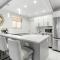 Expansive wiith pool access, 10 mins from Pompano Beach