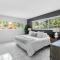 Expansive wiith pool access, 10 mins from Pompano Beach
