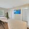 Bright Pompano Beach with pool access - Pompano Beach