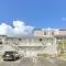Bright Pompano Beach with pool access