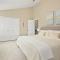 4BR Townhome, Close to Shops & Restaurants, 40 Mins to DC