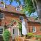Holly Cottage, 2, Northbrook Park, Farnham-up to 6 adults - Farnham
