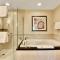 Strip View Balcony Suites - No Resort Fee ! - لاس فيغاس