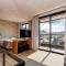 Aion Suites 302 – Lindo apartamento com Vista para o Mar, a 60m da Praia de Bombinhas, com Piscina e Academia no Rooftop.
