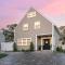 Renovated & Sophisticated Home Near Beach & Shops! - بارنستابل