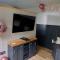 Little Acorn - Luxury shepherd's hut / lodge with private hot tub and garden - Llanfyllin