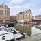 Elliot Oliver - Luxurious Two Bedroom Apartment in The Docks