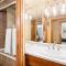 Little Nell Condominiums Unit 11, Top Floor Condo with Mountain Views, 3 Blocks to Gondola - Aspen