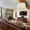 Fifth Avenue Unit 8, Condo with Extra Murphy Bed + Access to Pool & Hot Tub - Aspen