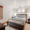 Fifth Avenue Unit 8, Condo with Extra Murphy Bed + Access to Pool & Hot Tub - Aspen