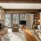 Chateau Roaring Fork Unit 29, Sunny, Corner Condo with River Views - Аспен