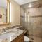 Silverglo Condominiums Unit 105, Cozy Condo Walking Distance to Town with Access to a Pool - Aspen