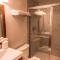 Silverglo Unit 305, Elegant Deluxe Condo with Wood-Burning Fireplace and Access to Pool - Aspen