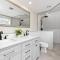 Renovated & Sophisticated Home Near Beach & Shops! - بارنستابل